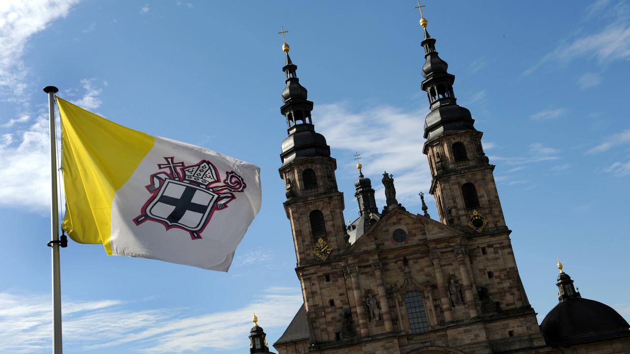 Die bischöfliche Fahne weht vor Beginn der Herbst-Vollversammlung der Deutschen Bischofskonferenz vor dem Fuldaer Dom.