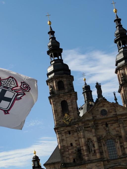 Die bischöfliche Fahne weht vor Beginn der Herbst-Vollversammlung der Deutschen Bischofskonferenz vor dem Fuldaer Dom.