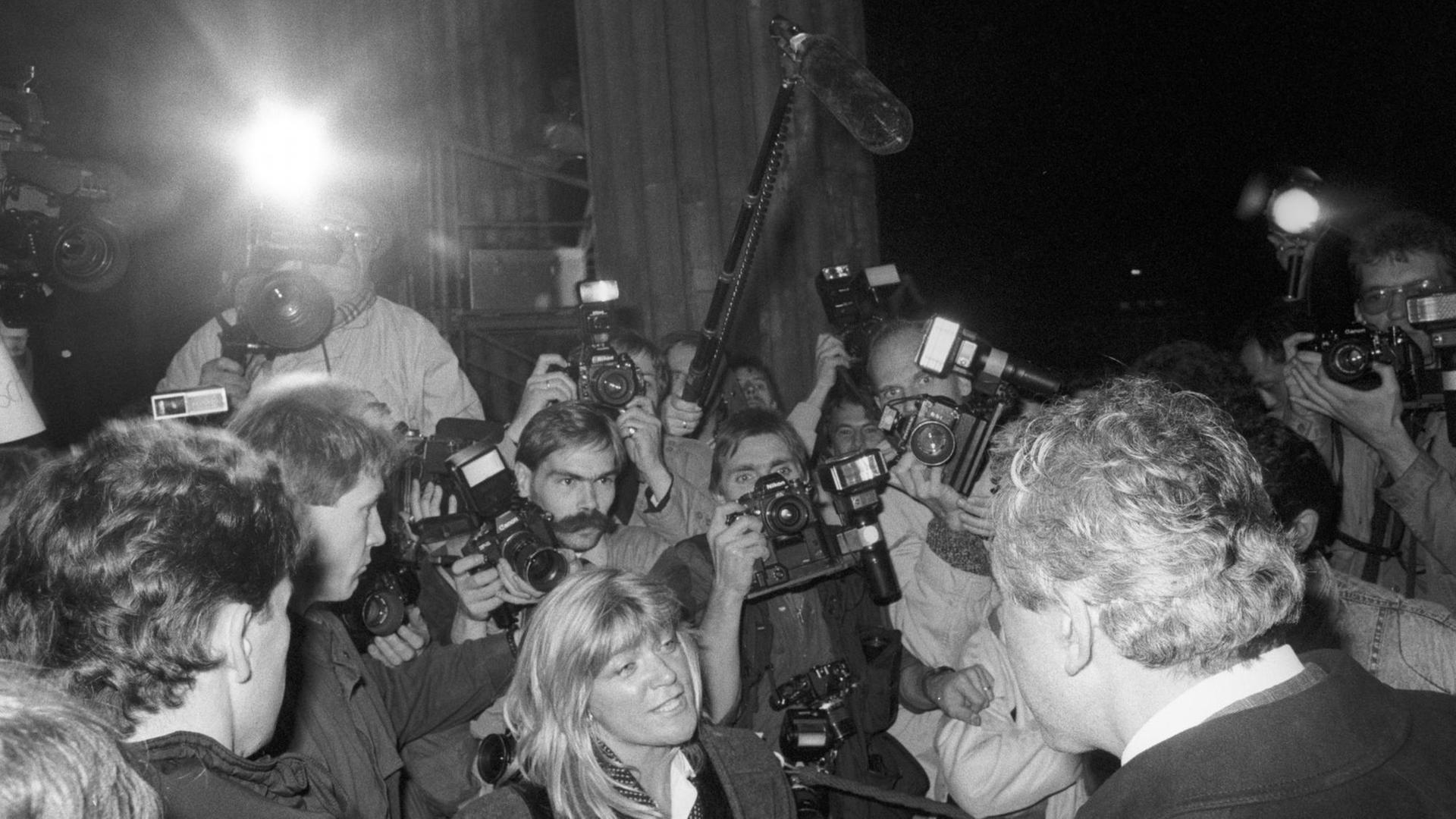 Der Staatsratsvorsitzende der DDR, Egon Krenz, umgeben von Journalistinnen und Journalisten vor der Alten Nationalgalerie in Ostberlin am 10.11.1989. Der Staatsratsvorsitzende der DDR, Egon Krenz, umgeben von Journalistinnen und Journalisten vor der Alten Nationalgalerie in Ostberlin am 10.11.1989.