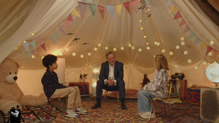 Armin Laschet mit den beiden Kinderreportern der ProSieben-Sendung "Late Night Berlin"
