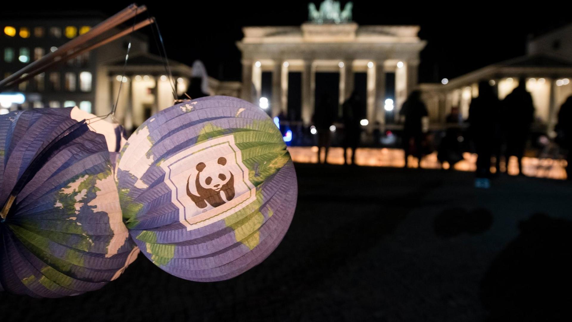 Das Panda-Logo des World Wildlife Fund 2016 auf einer erleuchteten Laterne vor dem verdunkelten Brandenburger Tor in Berlin Das Panda-Logo des World Wildlife Fund, WWF hier vor dem Brandenburger Tor in Berlin während der jährlichen, globalen Verdunklungsstunde Earth Hour - mit der Aktion will der WWF Aufmerksamkeit auf den Klimaschutz lenken Das Panda-Logo des World Wildlife Fund 2016 auf einer erleuchteten Laterne vor dem verdunkelten Brandenburger Tor in Berlin Das Panda-Logo des World Wildlife Fund, WWF hier vor dem Brandenburger Tor in Berlin während der jährlichen, globalen Verdunklungsstunde Earth Hour - mit der Aktion will der WWF Aufmerksamkeit auf den Klimaschutz lenken