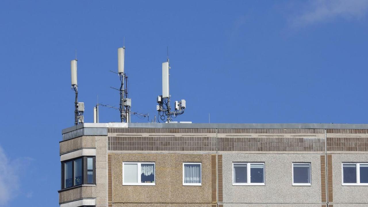 Mobilfunkmasten auf einem Hausdach im Februar 2019 in Berlin. Die Telekom testet dort die 5G-Technologie.