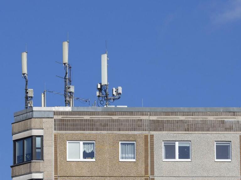 Mobilfunkmasten auf einem Hausdach im Februar 2019 in Berlin. Die Telekom testet dort die 5G-Technologie.