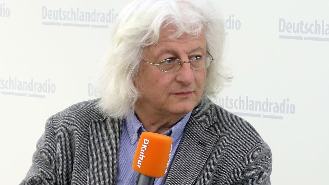 Peter Esterházy beim "Bücherfrühling" von Deutschlandradio Kultur auf der Leipziger Buchmesse 2015 Peter Esterházy beim "Bücherfrühling" von Deutschlandradio Kultur auf der Leipziger Buchmesse 2015