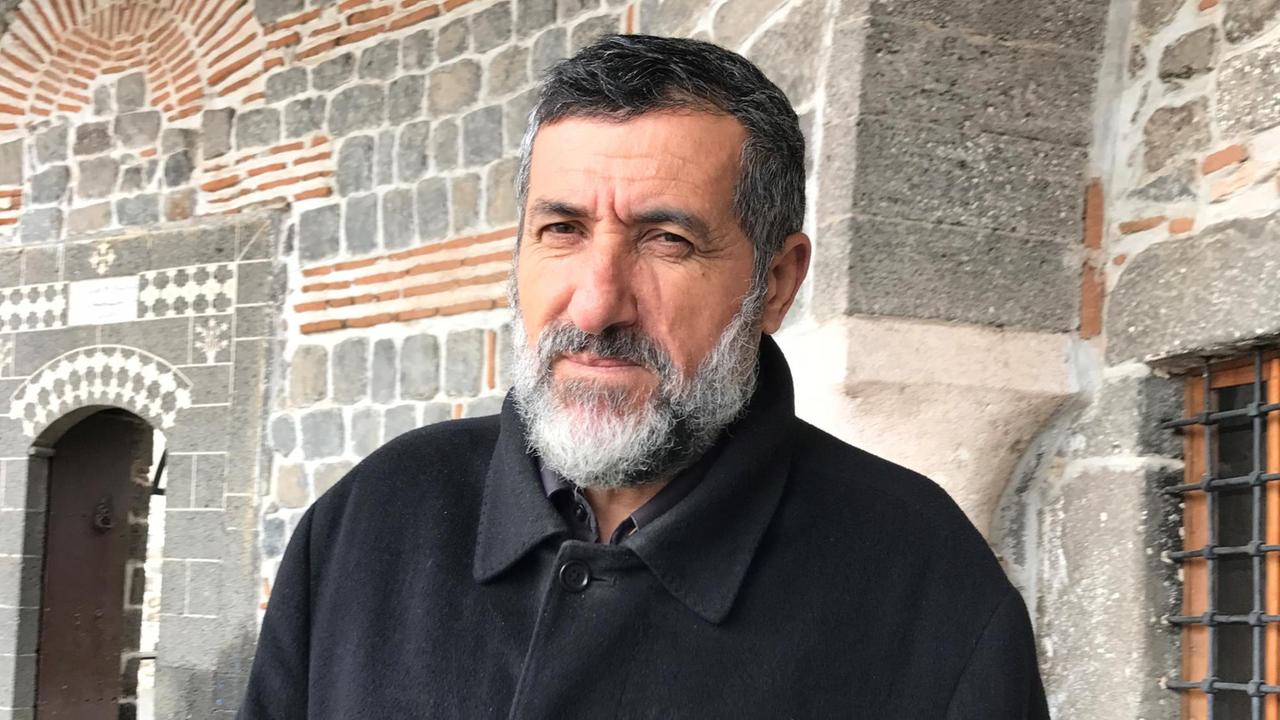 Pfarrer Akbulut blieb auch während der Kämpfe in seiner Kirche Pfarrer Akbulut blieb auch während der Kämpfe in seiner Kirche