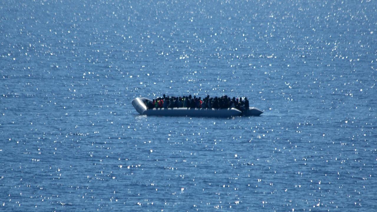 Ein Schlauchboot mit Schiffbrüchigen treibt im Mittelmeer. Ein Schlauchboot mit Schiffbrüchigen treibt im Mittelmeer.