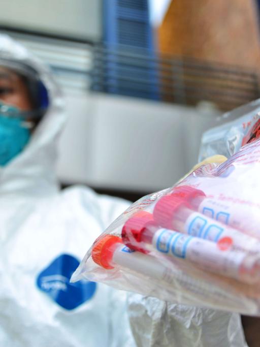 Ein Mitglied der Hongkou District Center for Disease Control & Prevention hat einen Beutel mit Proben des Vogelgrippevirus H7N9 in der Hand