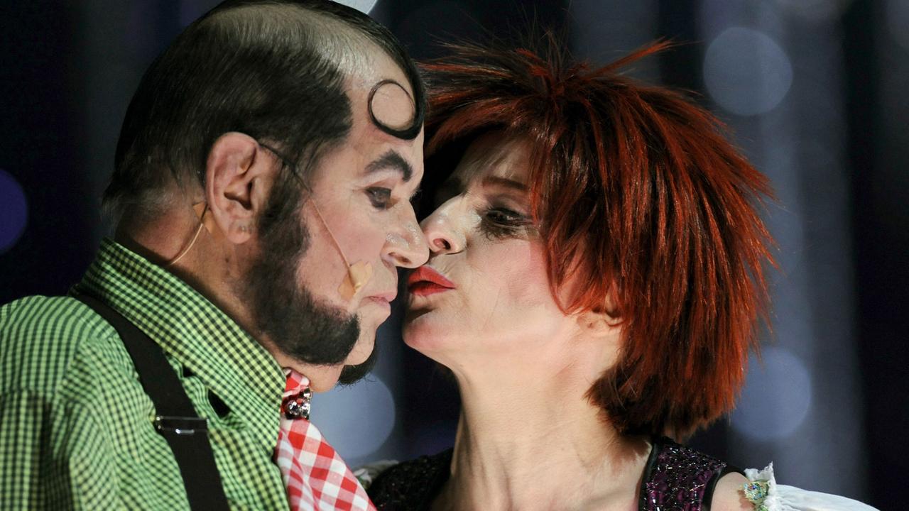Die Schauspielerin Dagmar Manzel (r) agiert während einer Probe für das Musical "Kiss me Kate" auf der Bühne der Komischen Oper in Berlin. 