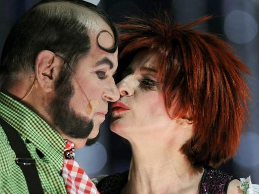 Die Schauspielerin Dagmar Manzel (r) agiert während einer Probe für das Musical "Kiss me Kate" auf der Bühne der Komischen Oper in Berlin.