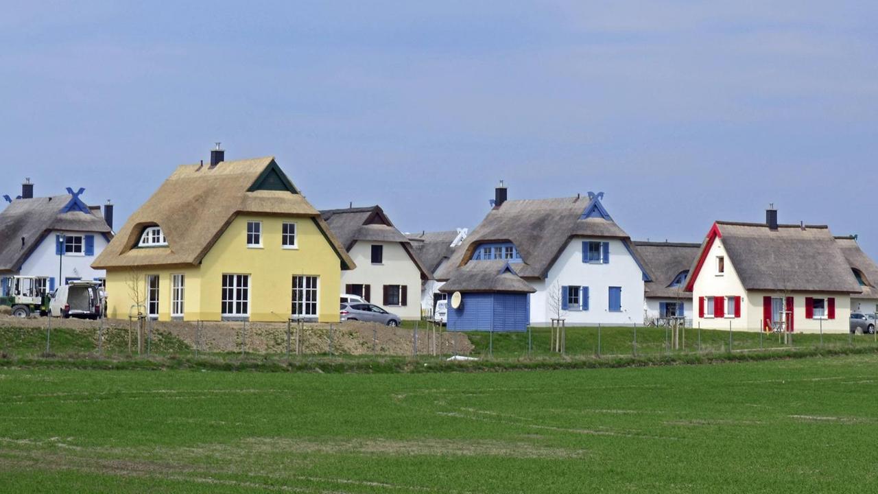 Bildnummer: 55594848 Datum: 20.04.2011 Copyright: imago/Carola Koserowsky Schöne neue Ferienhäuser Europa, D, Deutschland, Mecklenburg-Vorpommern, Ostsee, Rügen, Glowe, Ferienhaussiedlung Gesellschaft GER xcb x0x 2011 quer Europa D Deutschland Mecklenburg-Vorpommern Ostsee Rügen Glowe Schaabe Insel Ferienhäuser Ferienhaus Siedlung Neubaugebiet Investition Immobilie Haus Gebäude Reetdach Rohrdach bunt fröhlich Bildnummer 55594848 Date 20 04 2011 Copyright Imago Carola Koserowsky Beautiful New Holiday homes Europe D Germany Mecklenburg Western Pomerania Baltic Sea Complaints Glowe Cottage settlement Society ger x0x 2011 horizontal Europe D Germany Mecklenburg Western Pomerania Baltic Sea Complaints Glowe Schaabe Island Holiday homes Cottage Settlement New development area Investment Property House Building Thatched roof Pipe roof bunt cheerful Bildnummer: 55594848 Datum: 20.04.2011 Copyright: imago/Carola Koserowsky Schöne neue Ferienhäuser Europa, D, Deutschland, Mecklenburg-Vorpommern, Ostsee, Rügen, Glowe, Ferienhaussiedlung Gesellschaft GER xcb x0x 2011 quer Europa D Deutschland Mecklenburg-Vorpommern Ostsee Rügen Glowe Schaabe Insel Ferienhäuser Ferienhaus Siedlung Neubaugebiet Investition Immobilie Haus Gebäude Reetdach Rohrdach bunt fröhlich Bildnummer 55594848 Date 20 04 2011 Copyright Imago Carola Koserowsky Beautiful New Holiday homes Europe D Germany Mecklenburg Western Pomerania Baltic Sea Complaints Glowe Cottage settlement Society ger x0x 2011 horizontal Europe D Germany Mecklenburg Western Pomerania Baltic Sea Complaints Glowe Schaabe Island Holiday homes Cottage Settlement New development area Investment Property House Building Thatched roof Pipe roof bunt cheerful