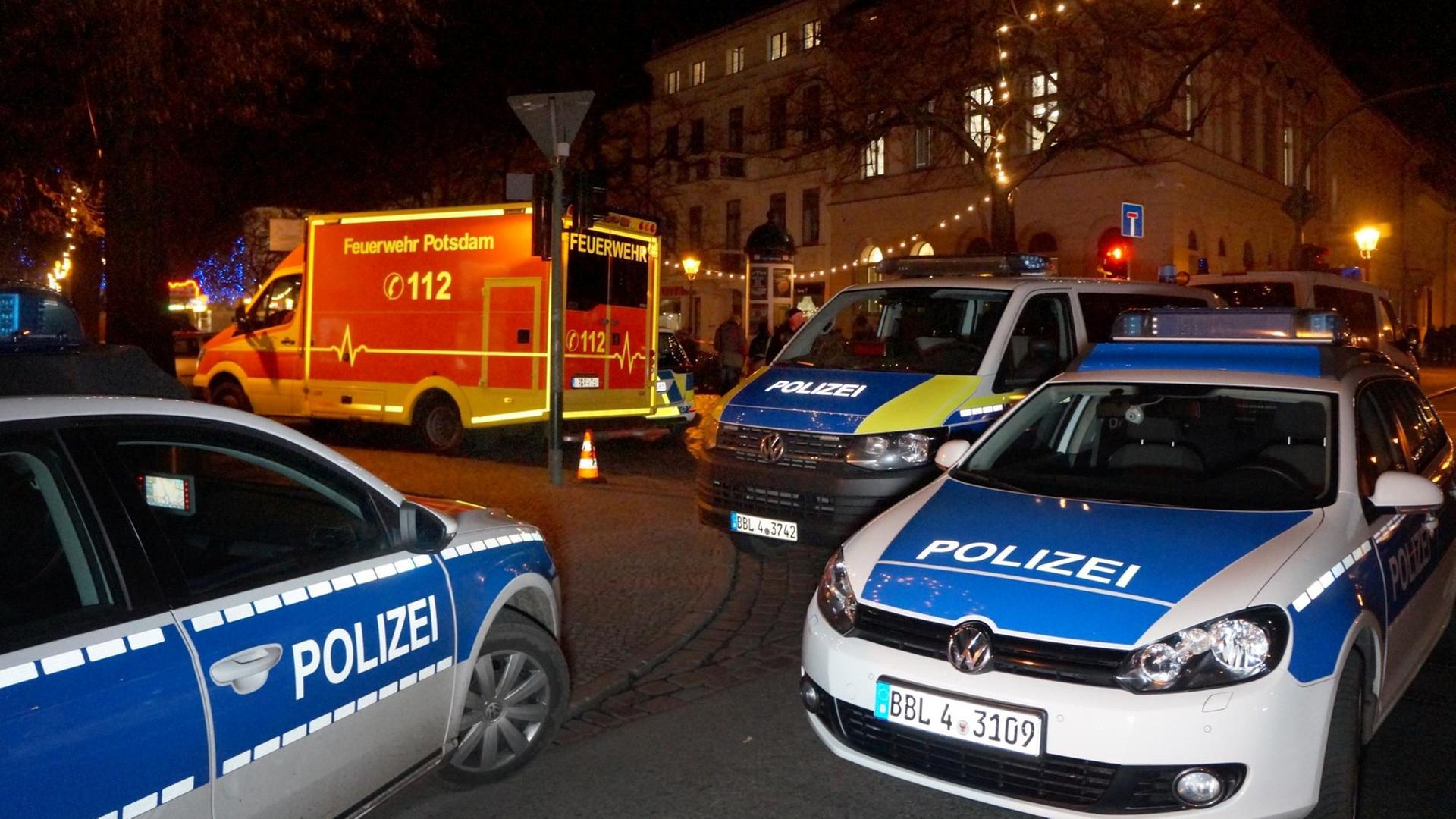 Polizisten sperren Straßen um einen Weihnachtsmarkt in der Potsdamer Innenstadt ab. Polizisten sperren Straßen um einen Weihnachtsmarkt in der Potsdamer Innenstadt ab.