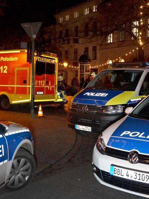 Polizisten sperren Straßen um einen Weihnachtsmarkt in der Potsdamer Innenstadt ab.