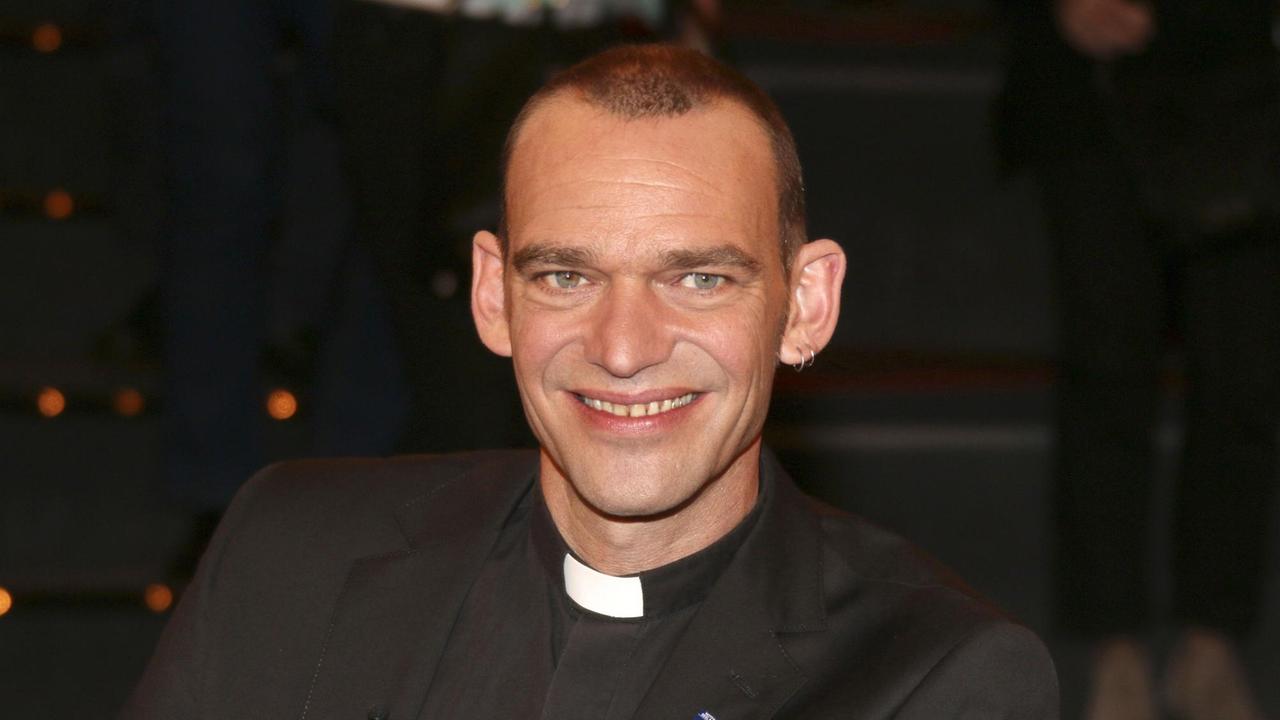 Der Notfallseelsorger Albrecht Roebke bei der Aufzeichnung der ZDF-Talkshow "Markus Lanz" im Studio Stahltwiete. Hamburg, 06.10.2015 Der Notfallseelsorger Albrecht Roebke bei der Aufzeichnung der ZDF-Talkshow "Markus Lanz" im Studio Stahltwiete. Hamburg, 06.10.2015