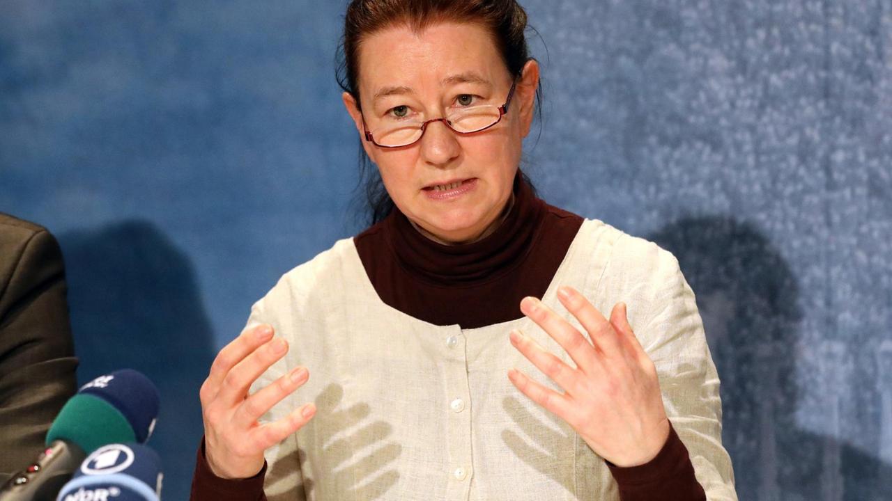 Anne Drescher, Landesbeauftragte für Mecklenburg-Vorpommern für die Aufarbeitung der SED-Diktatur, spricht auf einer Pressekonferenz. Anne Drescher, Landesbeauftragte für Mecklenburg-Vorpommern für die Aufarbeitung der SED-Diktatur, spricht auf einer Pressekonferenz.