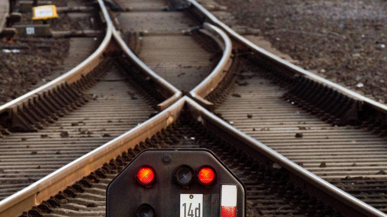 Ein Bahn-Signal leuchet rot am 17.10.2014 vor einer Weiche im Hauptbahnhof in Hannover (Niedersachsen). Ein Bahn-Signal leuchet rot am 17.10.2014 vor einer Weiche im Hauptbahnhof in Hannover (Niedersachsen).