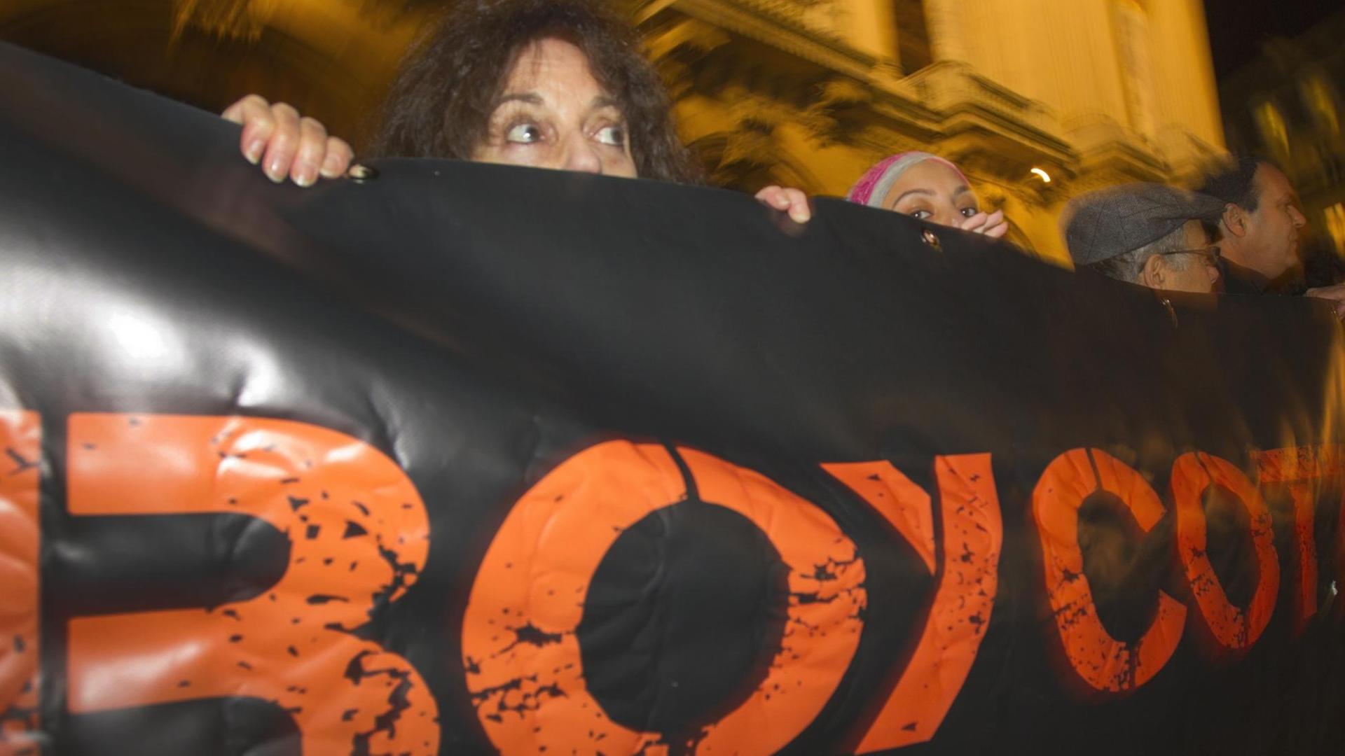 Ein Transparent mit der Aufschrift "Boykott" der BDS-Kampagne gegen Israel. Ein Transparent mit der Aufschrift "Boykott" der BDS-Kampagne gegen Israel.