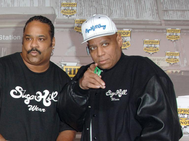 Big Bank Hank (r.) mit einem Bandkollegen der Hip-Hop-Gurppe Sugarhill Gang bei den VH! Hip Hop Honors 2006.