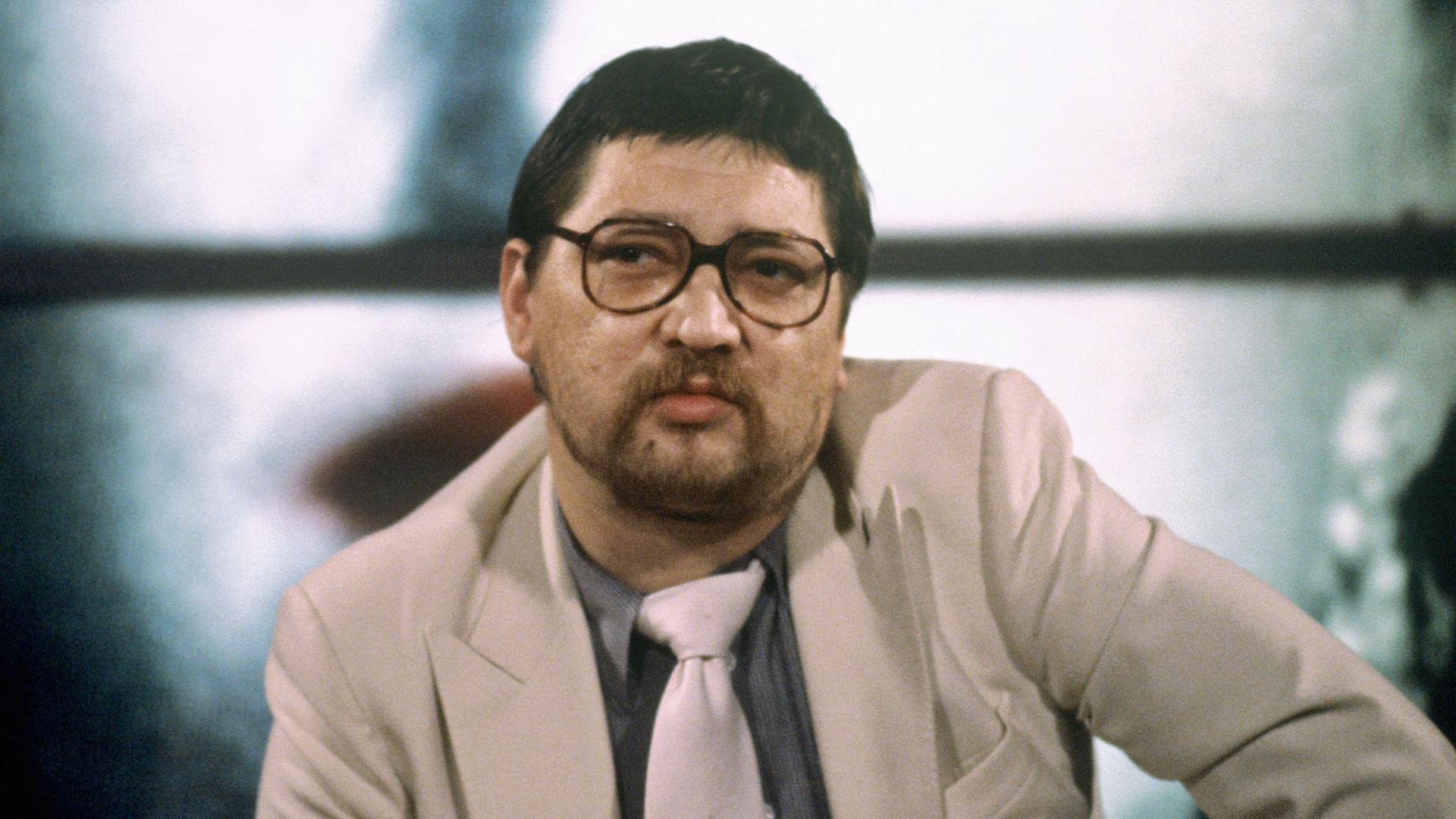Der Regisseur, Produzent, Autor und Schauspieler Rainer Werner Fassbinder am 16.01.1981 in Berlin beim Galaempfang anlässlich der Uraufführung seines Films "Lili Marleen". Er wurde am 31.05.1945 in Bad Wörishofen geboren und starb am 10.06.1982 in München. Der Regisseur, Produzent, Autor und Schauspieler Rainer Werner Fassbinder am 16.01.1981 in Berlin beim Galaempfang anlässlich der Uraufführung seines Films "Lili Marleen". Er wurde am 31.05.1945 in Bad Wörishofen geboren und starb am 10.06.1982 in München.