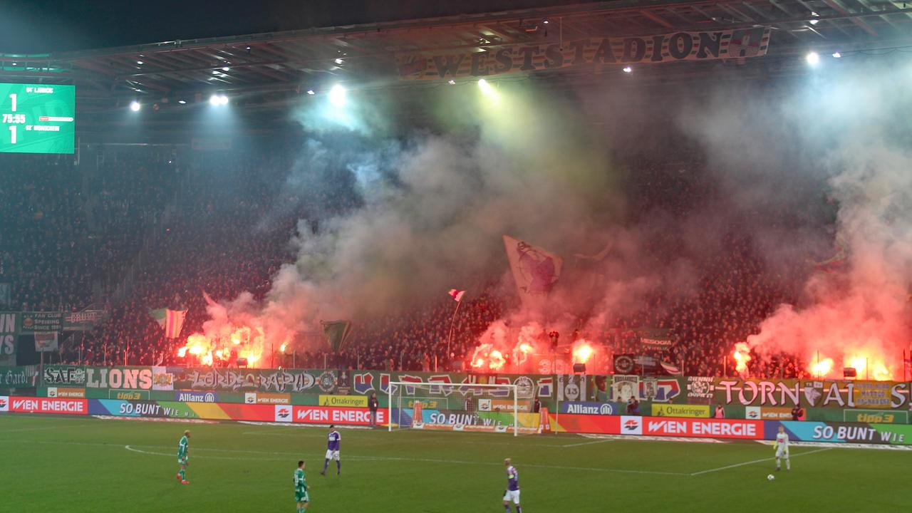 Ultras im Stadion während eines Spiels der Vereine Rapid Wien und Austria