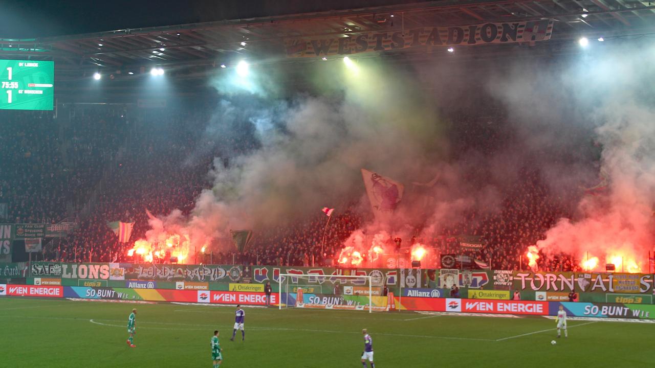 Ultras im Stadion während eines Spiels der Vereine Rapid Wien und Austria Ultras im Stadion während eines Spiels der Vereine Rapid Wien und Austria