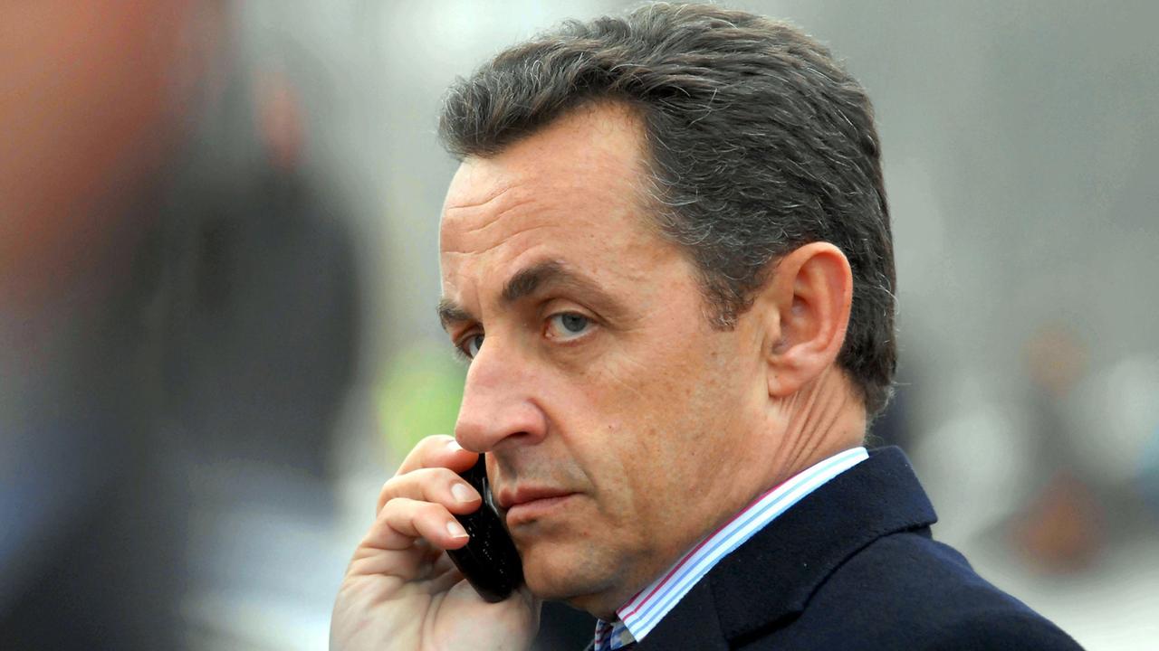 Nicolas Sarkozy telefoniert mit einem Handy. Nicolas Sarkozy telefoniert mit einem Handy.