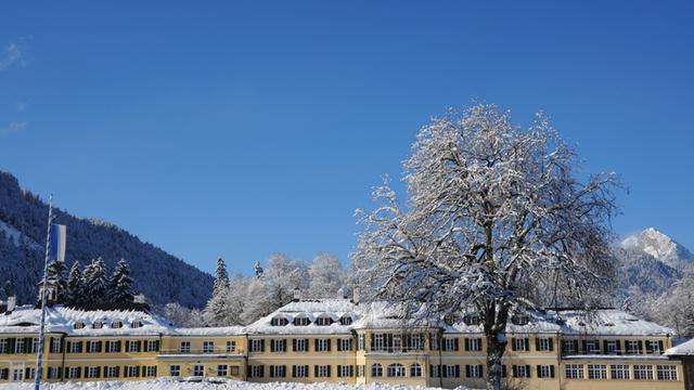 Zu sehen ist das gelbe, langgezogene Gebäude der Hanns-Seidel-Stiftung in Kreuth, wo die CSU-Landesgruppe tagt; draußen liegt Schnee.