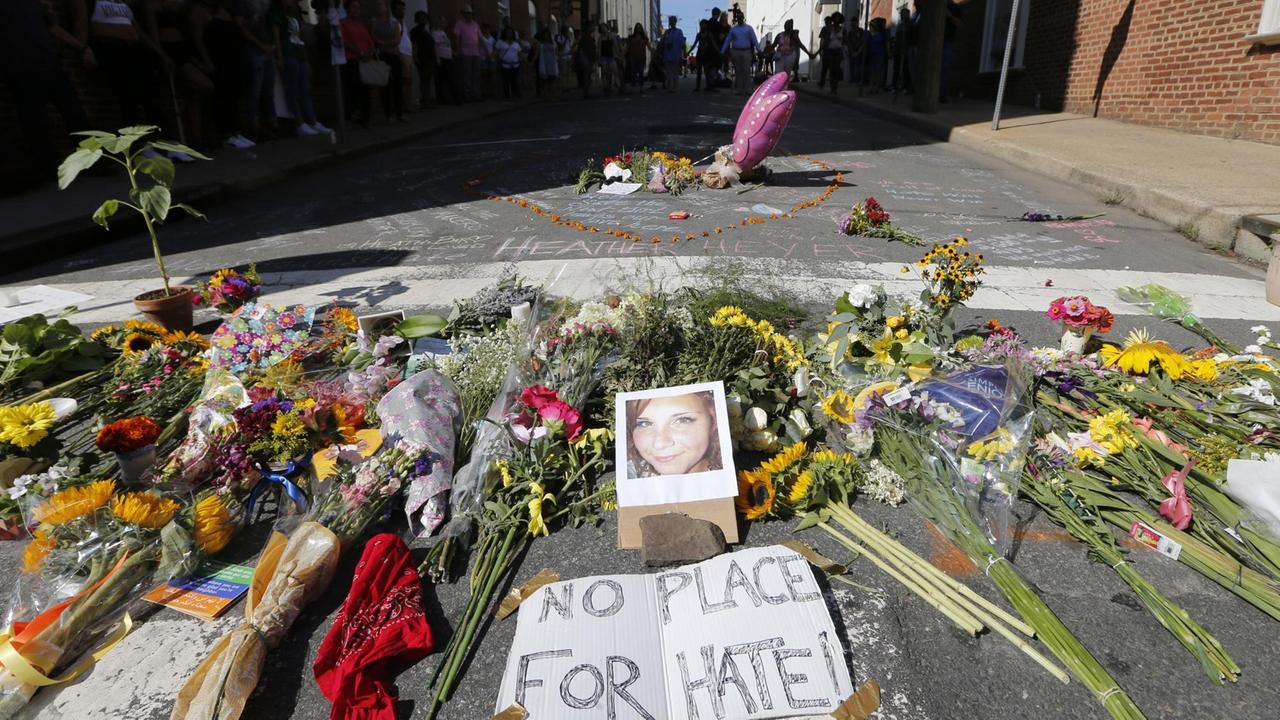 Heather Heyer wurde am 12. August 2017 am Rande der Neonazi-Demonstration in Charlottesville vorsätzlich von einem Mann angefahren und starb. Heather Heyer wurde am 12. August 2017 am Rande der Neonazi-Demonstration in Charlottesville vorsätzlich von einem Mann angefahren und starb.