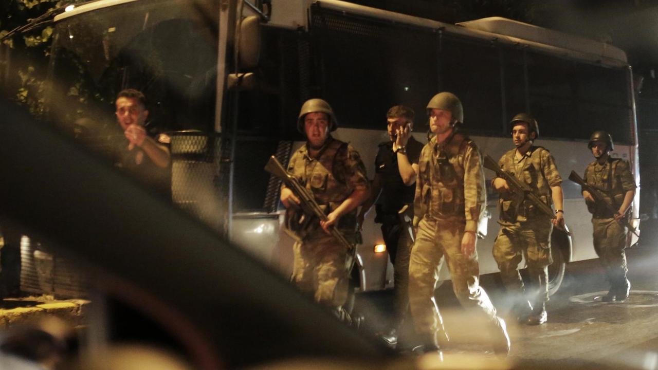 Türkische Sicherheitskräfte nehmen Polizisten fest.