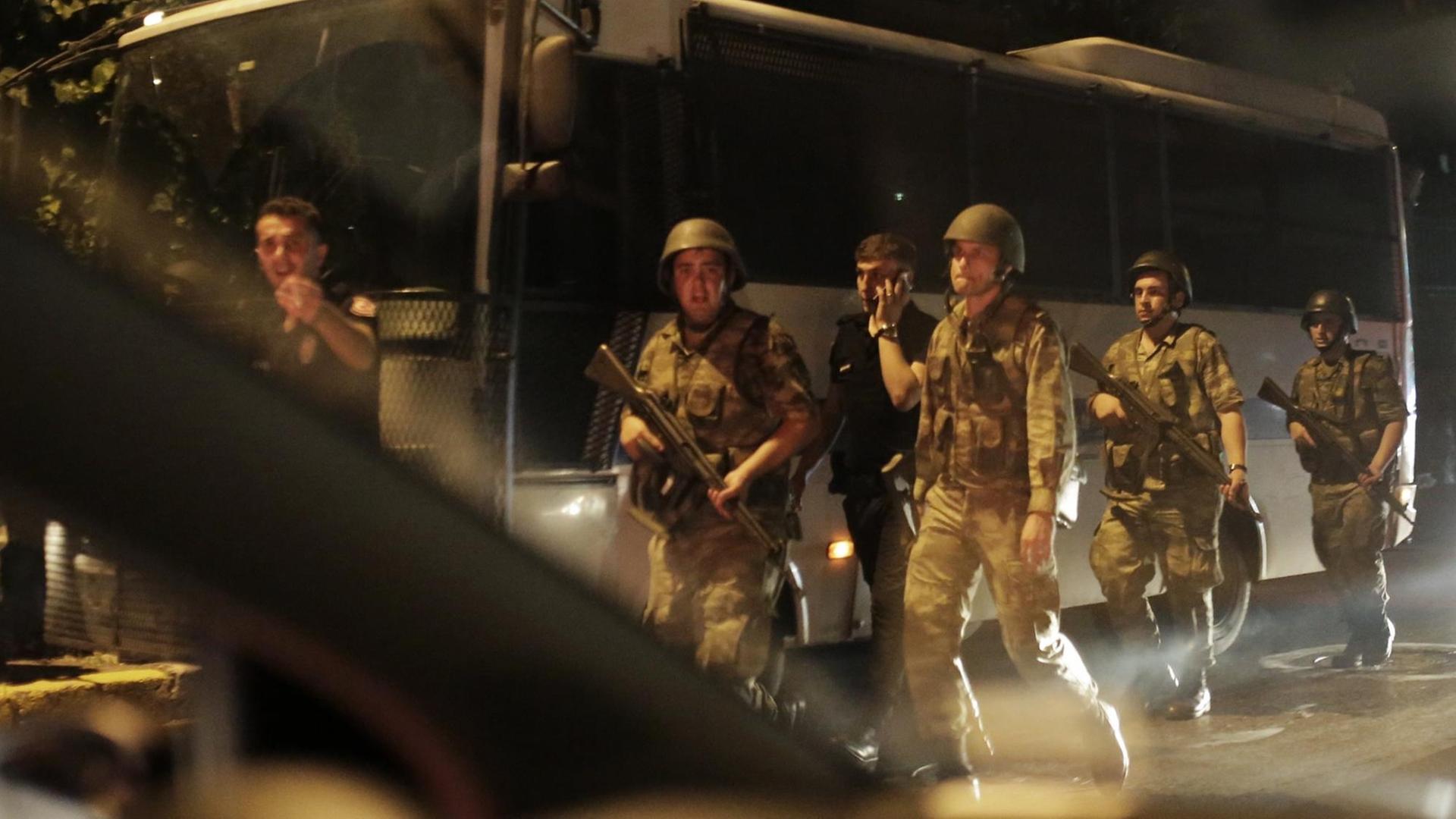 Türkische Sicherheitskräfte nehmen Polizisten fest. Türkische Sicherheitskräfte nehmen Polizisten fest.