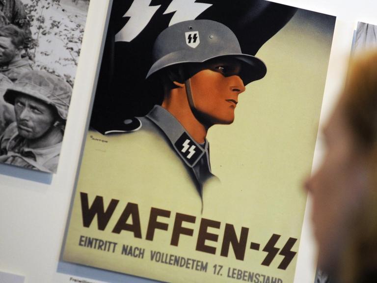 Ein Plakat der Waffen-SS in der Ausstellung des neuen NS-Dokumentationszentrums "Topographie des Terrors".