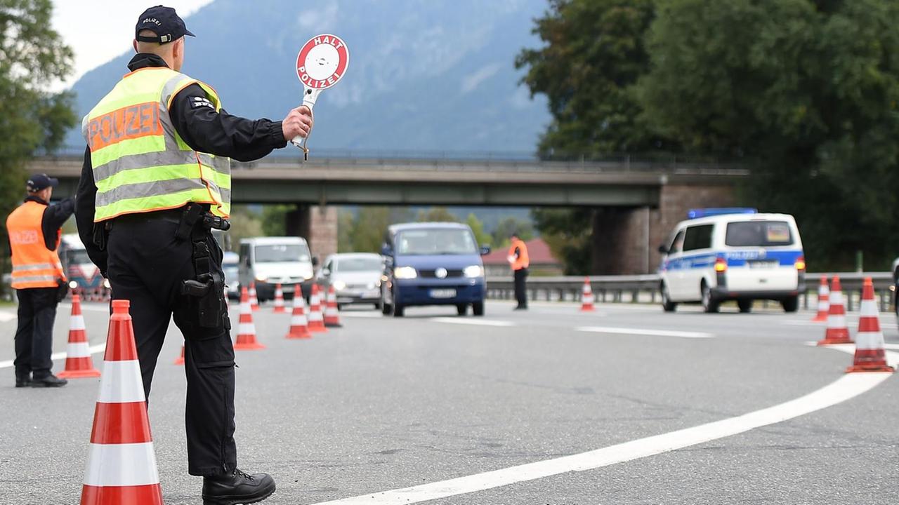 Bundespolizisten bei Grenzkontrollen an der deutsch-österreichischen Grenze Bundespolizisten bei Grenzkontrollen an der deutsch-österreichischen Grenze