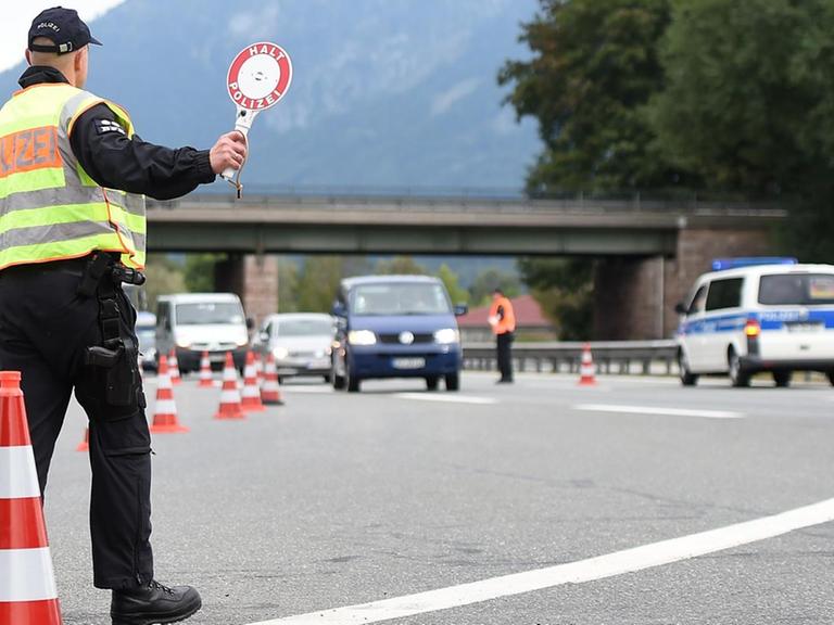 Bundespolizisten bei Grenzkontrollen an der deutsch-österreichischen Grenze