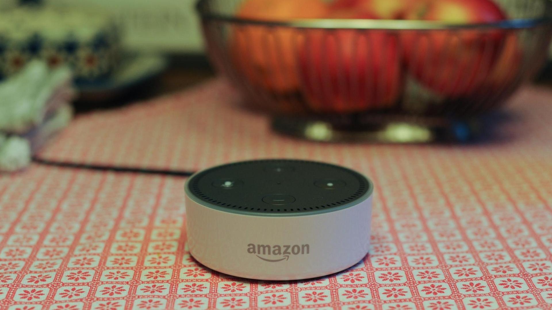 Der Amazon Echo Dot ist ein Lautsprecher, der auf den Namen "Alexa" hört und als Sprach-Schnittstelle zu Amazon-Produkten fungiert. Über den Amazon Echo Dot lassen sich Waren bestellen und Geräte im Haushalt steuern. Der Amazon Echo Dot ist ein Lautsprecher, der auf den Namen "Alexa" hört und als Sprach-Schnittstelle zu Amazon-Produkten fungiert. Über den Amazon Echo Dot lassen sich Waren bestellen und Geräte im Haushalt steuern.