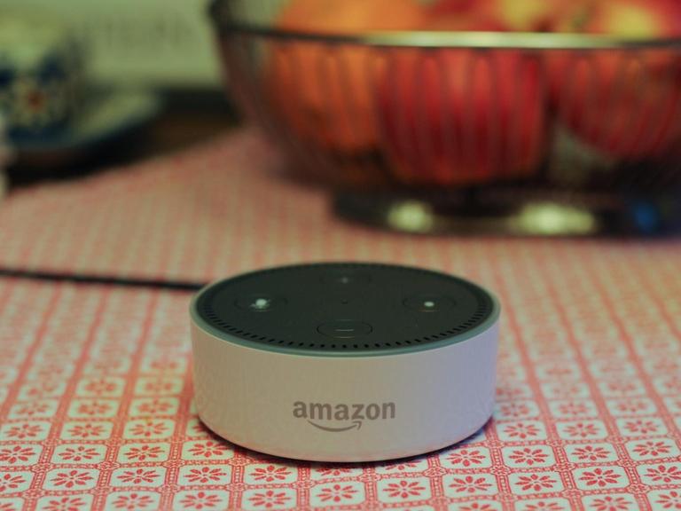 Der Amazon Echo Dot ist ein Lautsprecher, der auf den Namen "Alexa" hört und als Sprach-Schnittstelle zu Amazon-Produkten fungiert. Über den Amazon Echo Dot lassen sich Waren bestellen und Geräte im Haushalt steuern.