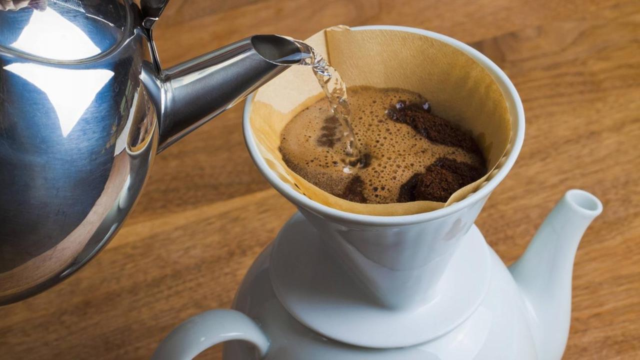 Kaffee per Hand gefiltert ist wieder in. Kaffee per Hand gefiltert ist wieder in.