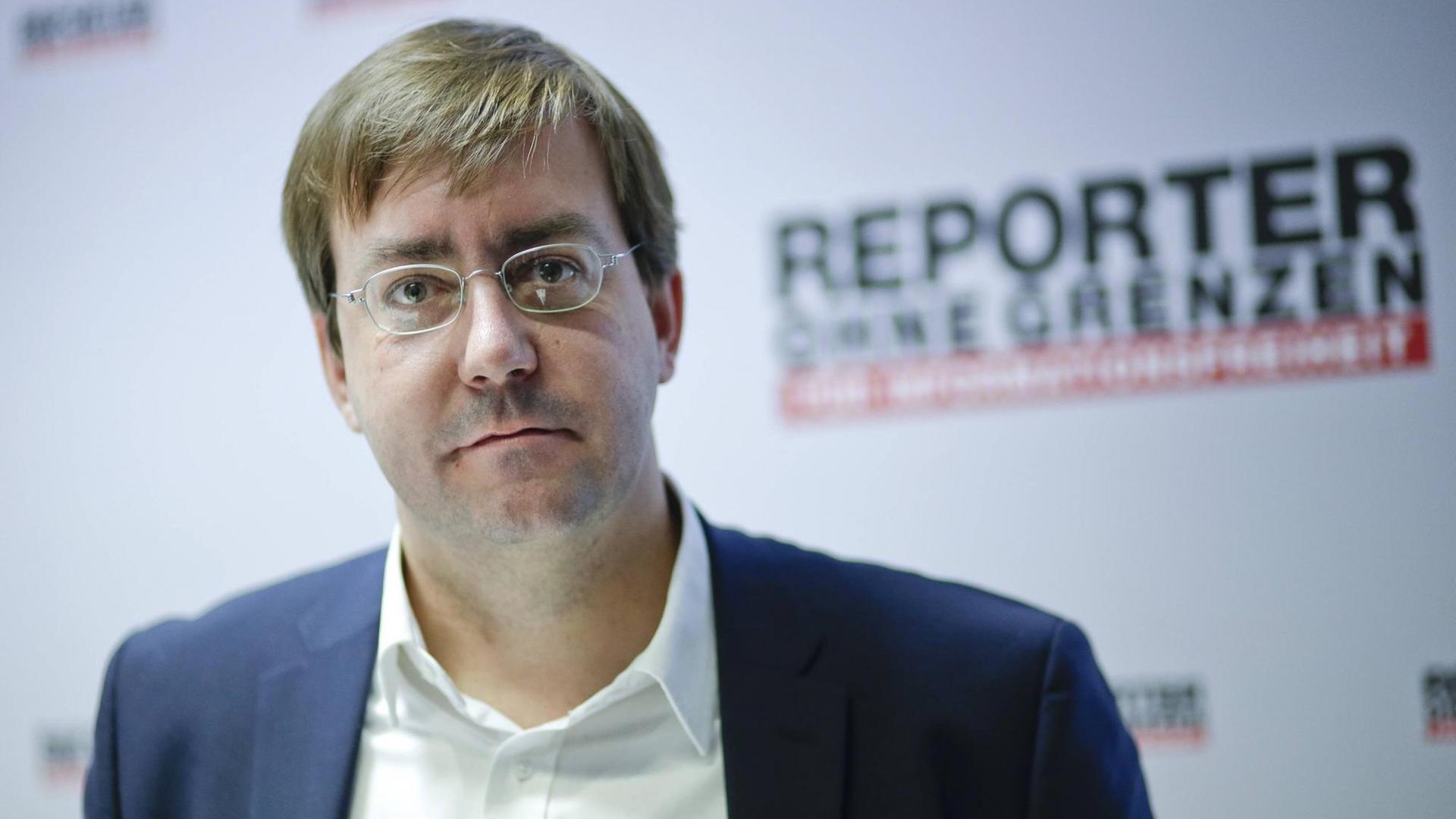 Der Geschäftsführer von Reporter ohne Grenzen, Christian Mihr, steht vor einem Banner der Journalistenorganisation Der Geschäftsführer von Reporter ohne Grenzen, Christian Mihr, steht vor einem Banner der Journalistenorganisation
