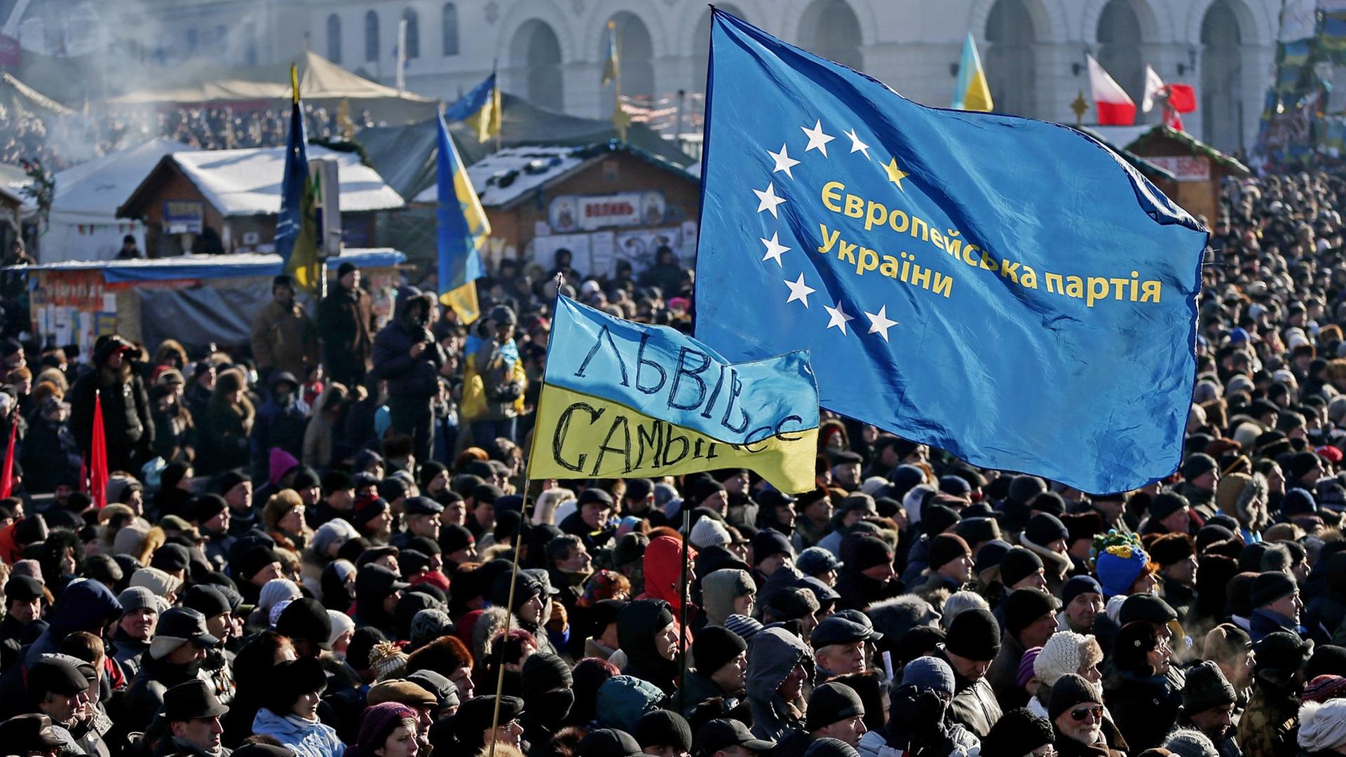 Menschen mit Ukraine- und EU-Flaggen auf dem Maidan in Kiew Menschen mit Ukraine- und EU-Flaggen auf dem Maidan in Kiew
