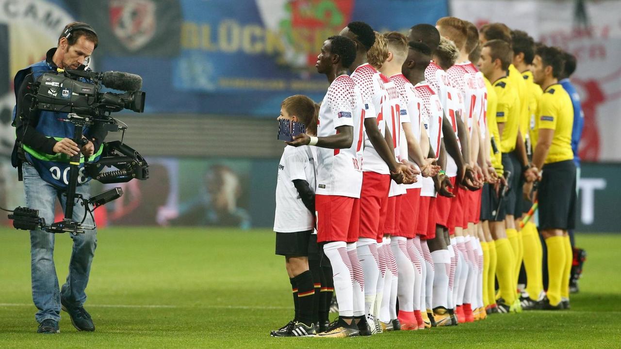 Ein Kameramann nimmt zwei Fußballmannschaften auf, die Spieler von RB Leipzig und dem FC Porto vor einem Spiel in der Champions League. Ein Kameramann nimmt zwei Fußballmannschaften auf, die Spieler von RB Leipzig und dem FC Porto vor einem Spiel in der Champions League.
