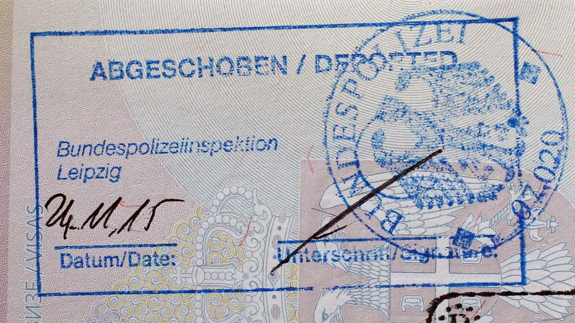 Der serbische Pass eines abgelehnten Asylbewerbers mit dem Stempel 'Abgeschoben", aufgenommen am 24.11.2015 auf dem Flughafen Leipzig-Halle in Schkeuditz (Sachsen). Der serbische Pass eines abgelehnten Asylbewerbers mit dem Stempel 'Abgeschoben", aufgenommen am 24.11.2015 auf dem Flughafen Leipzig-Halle in Schkeuditz (Sachsen).