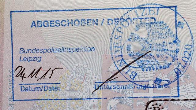 Der serbische Pass eines abgelehnten Asylbewerbers mit dem Stempel 'Abgeschoben", aufgenommen am 24.11.2015 auf dem Flughafen Leipzig-Halle in Schkeuditz (Sachsen).