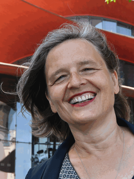 Die neue Intendantin Bettina Jahn, aufgenommen vor dem Hans-Otto-Theater in Potsdam, Brandenburg.