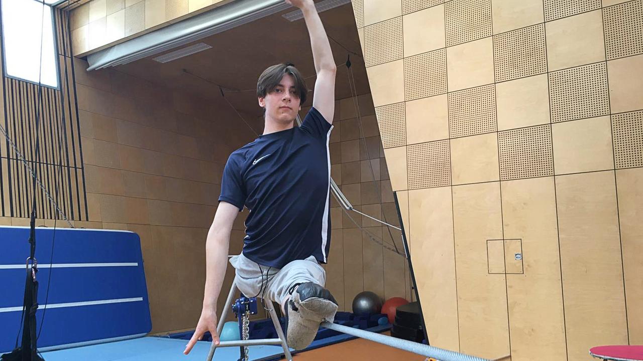 Ein junger Mann balanciert auf einem Seil in der Trainingshalle der Staatlichen Artistenschule Berlin. Ein junger Mann balanciert auf einem Seil in der Trainingshalle der Staatlichen Artistenschule Berlin.