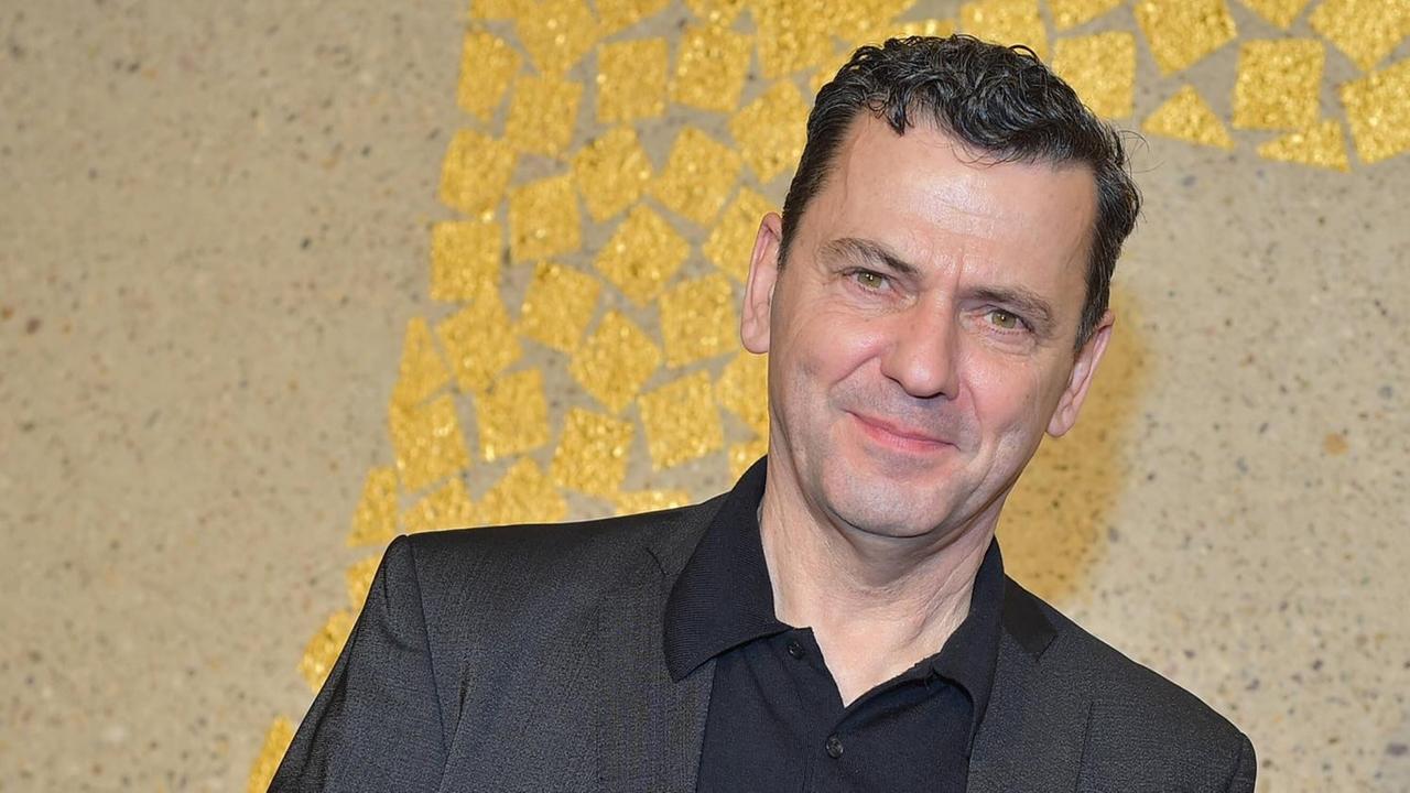 Verleihung des französischen Kulturorden Christian Petzold Regisseur mit Orden Ankunft zur Verleihung des Ordre Officier des Arts et des Lettres Orden der Kuenste und der Literatur anlaesslich der 70. Berlinale in der franzoesischen Botschaft in Berlin am 24.02.2020 Verleihung des französischen Kulturorden Christian Petzold Regisseur mit Orden Ankunft zur Verleihung des Ordre Officier des Arts et des Lettres Orden der Kuenste und der Literatur anlaesslich der 70. Berlinale in der franzoesischen Botschaft in Berlin am 24.02.2020