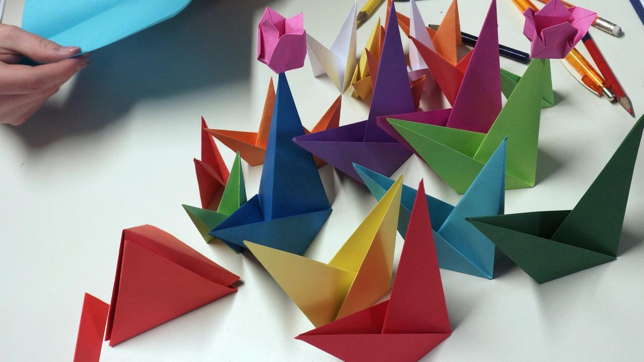 Gefaltete Origami-Bögen Gefaltete Origami-Bögen