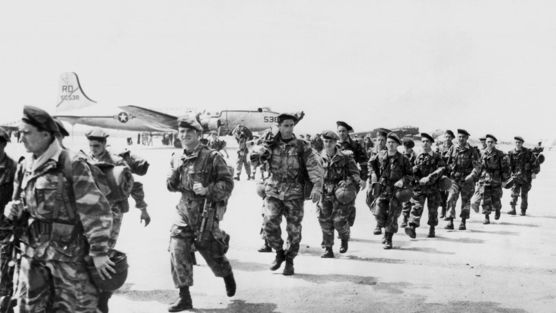 Fallschirmspringer der Fremdenlegion während des Algerien-Krieges im April 1956 auf dem Flughafen von Algier vor ihrem Abflug in das Gebiet von Nedromah. Fallschirmspringer der Fremdenlegion während des Algerien-Krieges im April 1956 auf dem Flughafen von Algier vor ihrem Abflug in das Gebiet von Nedromah.