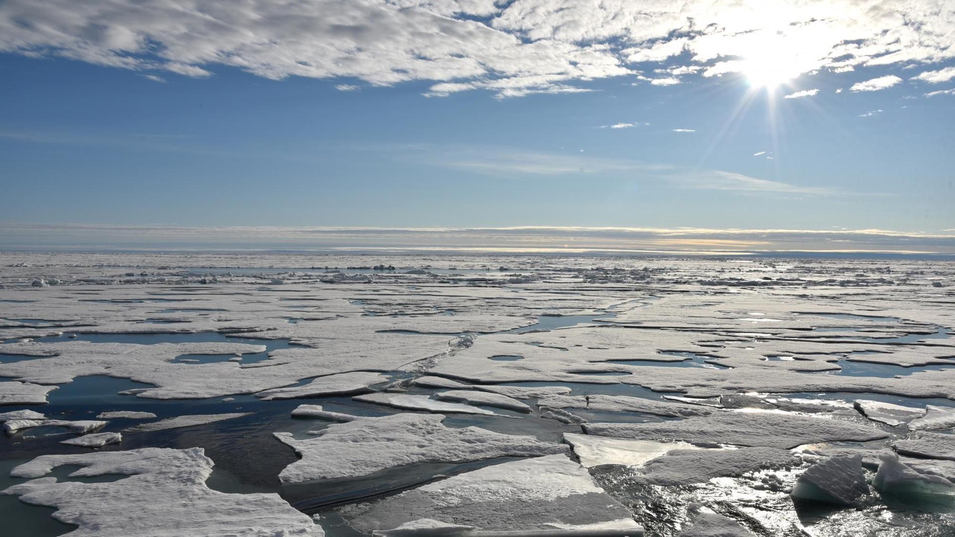 Die Eisdecke auf dem Arktischen Ozean am Nordpol Die Eisdecke auf dem Arktischen Ozean am Nordpol