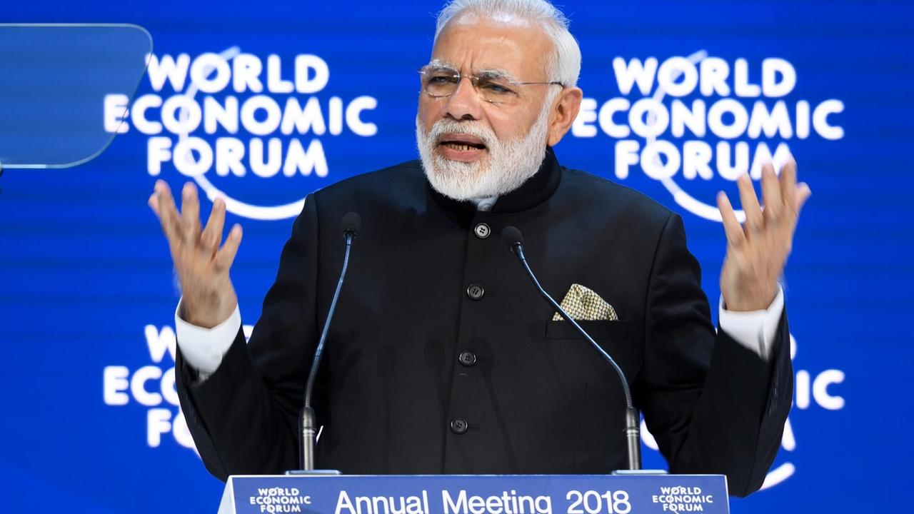 Indiens Ministerpräsident Narendra Modi steht am Rednerpult auf dem Weltwirtschaftsforum in Davos Indiens Ministerpräsident Narendra Modi steht am Rednerpult auf dem Weltwirtschaftsforum in Davos