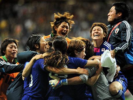 Die japanischen Spielerinnen feiern den Sieg über die USA und den Gewinn des Weltmeistertitels.