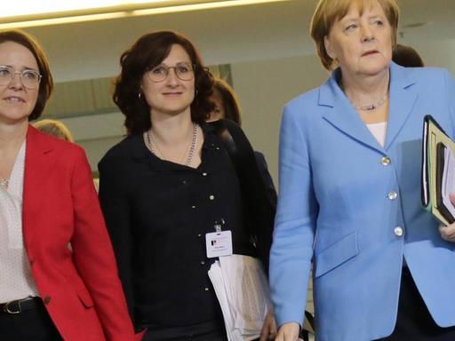 Staatsministerin für Integration, Annette Widmann-Mauz (CDU), Ferda Ataman, Sprecherin der Neuen Deutschen Organisation und Bundeskanzlerin Angela Merkel beim 10. Integrationsgipfel im Bundeskanzleramt.