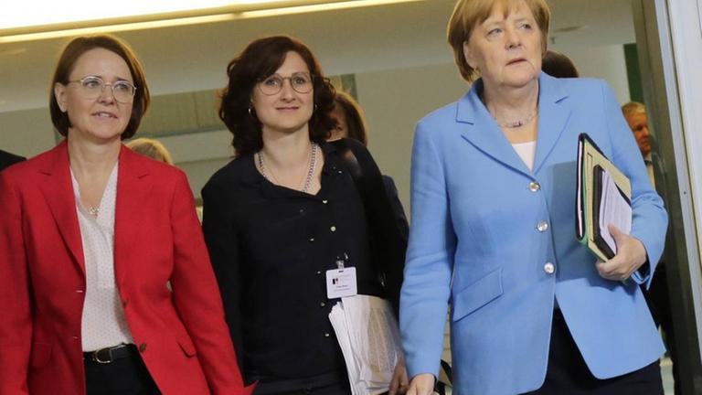 Staatsministerin für Integration, Annette Widmann-Mauz (CDU), Ferda Ataman, Sprecherin der Neuen Deutschen Organisation und Bundeskanzlerin Angela Merkel beim 10. Integrationsgipfel im Bundeskanzleramt. Staatsministerin für Integration, Annette Widmann-Mauz (CDU), Ferda Ataman, Sprecherin der Neuen Deutschen Organisation und Bundeskanzlerin Angela Merkel beim 10. Integrationsgipfel im Bundeskanzleramt.